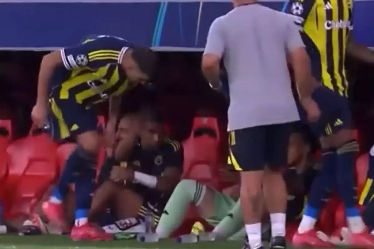 fenerbahce yedek kulubesinde yayina yansiyan tartisma rnhkeNAM