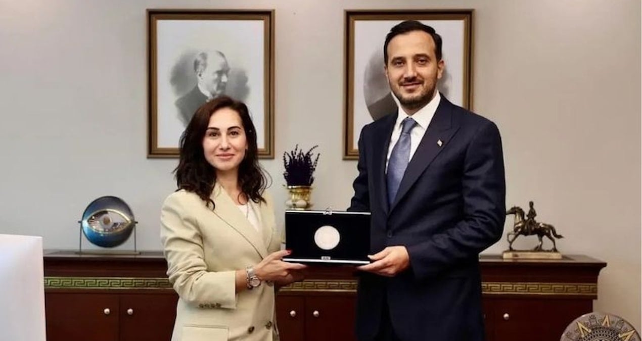 akpye gecen ozlem vural gurzel ataturkun o tablosunu kaldirdi ynK8XbTV