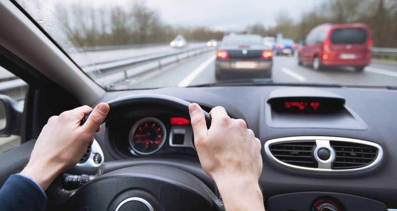 ehliyetsiz arac kullanmaktan yargilaniyordu mahkemeye aracini surerek geldi 1TdXDGXX