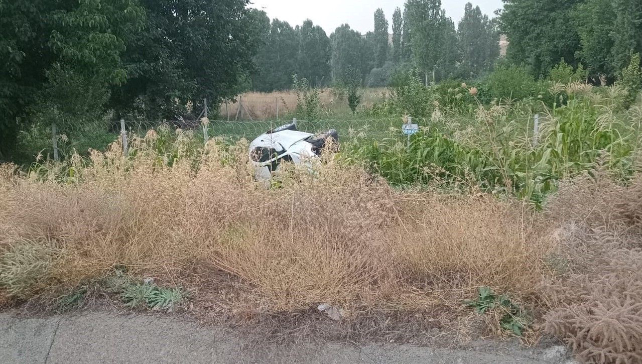 otomobil misir ekili araziye devrildi 2 yarali pv6PGAFr