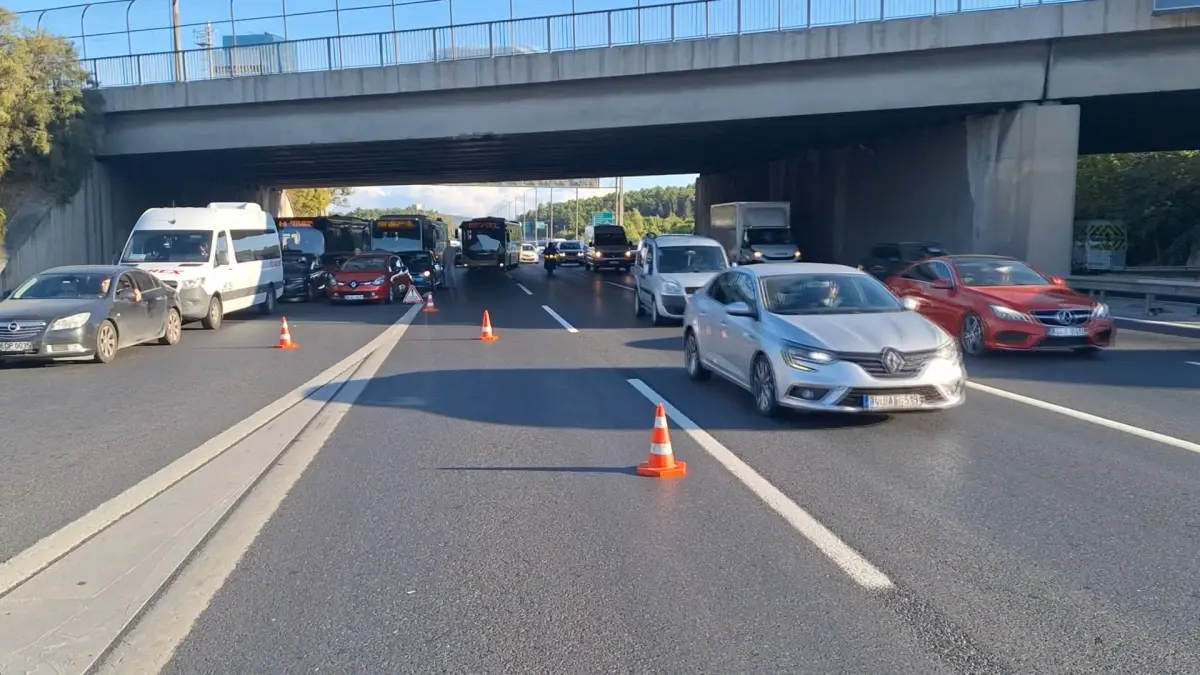 tem otoyolunda kaza afgan sofor yaralandi kFEuSp4J