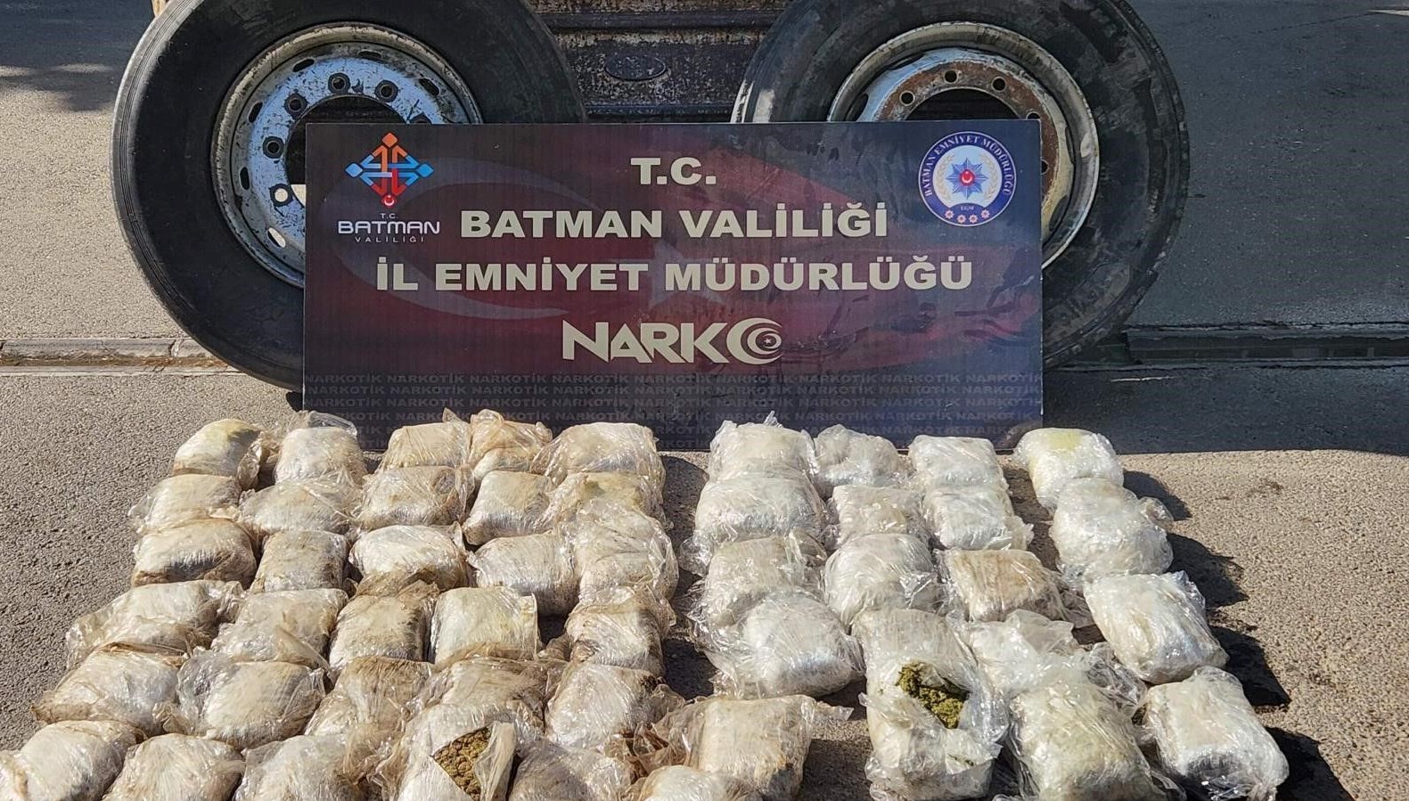 tirin tekerinde 27 kilo skunk ele gecirildi upYUq63W