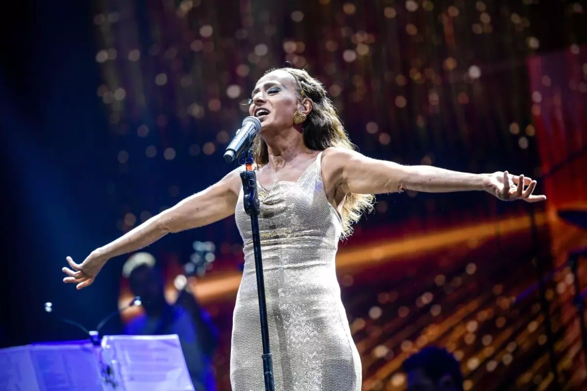 yildiz tilbe izmirde coskuyla sahne aldi LX5TLHn5