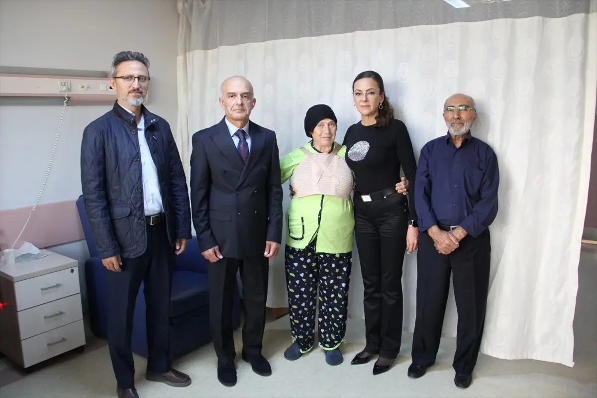 70 yasindaki menekse tasara acik kalp ameliyati tRhULdal.jpg