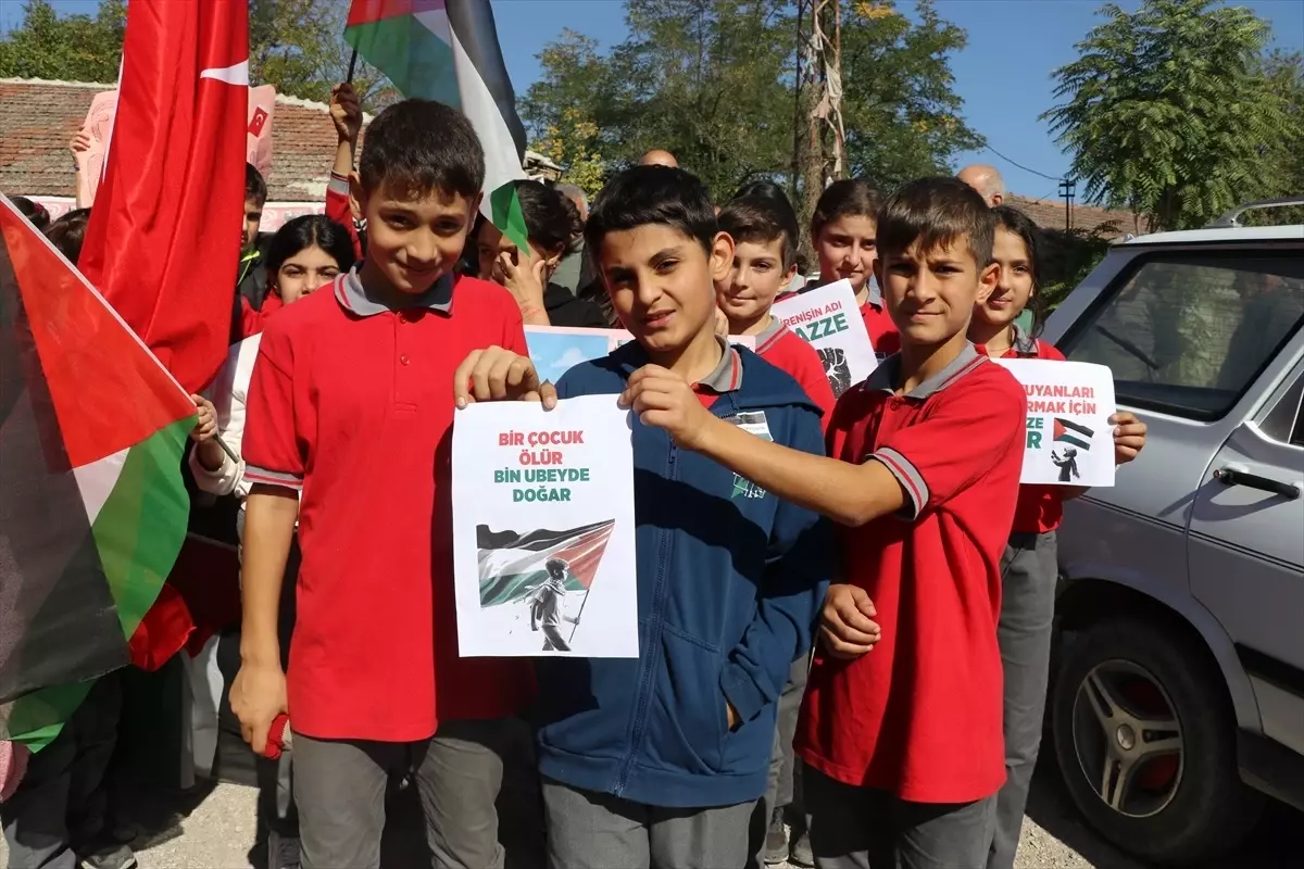 amasyada koy okulu ogrencilerinden filistine destek yuruyusu 6lZgGuaM