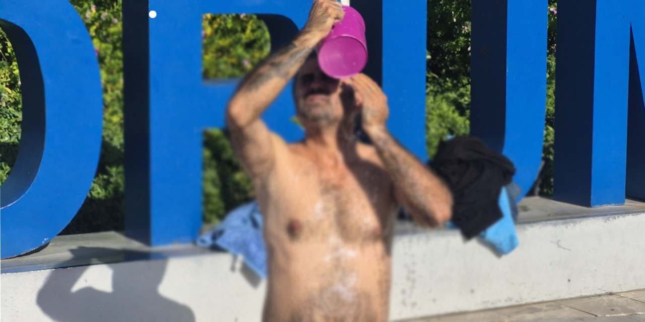 su kesintisine isyan etti kent meydaninda banyo yapti UO4FsrhW.jpg