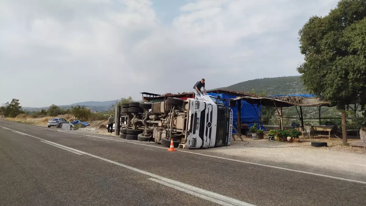 tarsusta kamyon devrildi sofor yaralandi 6lyNbu3b.jpg