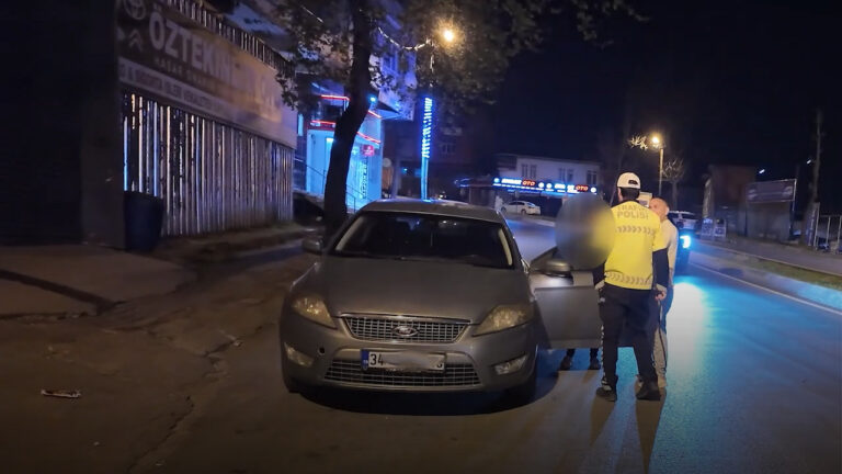 polis-gozlerine-inanamadi-surucu-koltugundaki-kucuk-detay-rbP2zm8r
