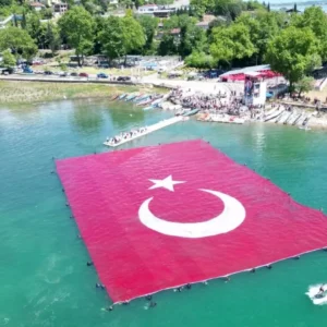 Sapanca Gölü’nde 19 Mayıs’ta Dev Türk Bayrağı Dalgalandı