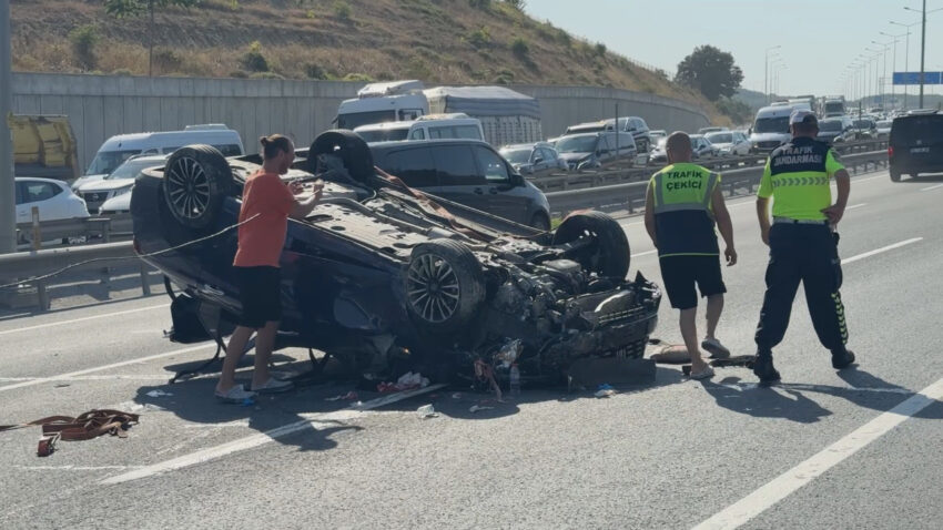 Eyupsultanda hafriyat kamyonu devrildi otomobil takla atti 2 yarali w9i1NGv9